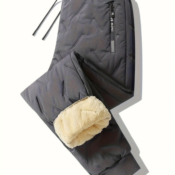 Grå herr vinterbyxor med varmt sherpafoder, perfekta för utomhusaktiviteter. Bekväma friluftsbyxor i fleece.