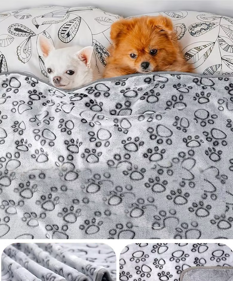 Slitstarkt soffskydd och sängskydd i grå filt med tassmönster, idealisk för din hund.