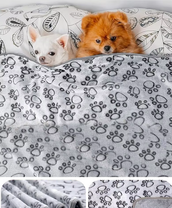 Slitstarkt soffskydd och sängskydd i grå filt med tassmönster, idealisk för din hund.