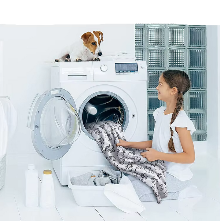 Elegant grå hundfilt med diskret tassmönster, varm och mjuk. En mysig inredningsdetalj för hemmet.