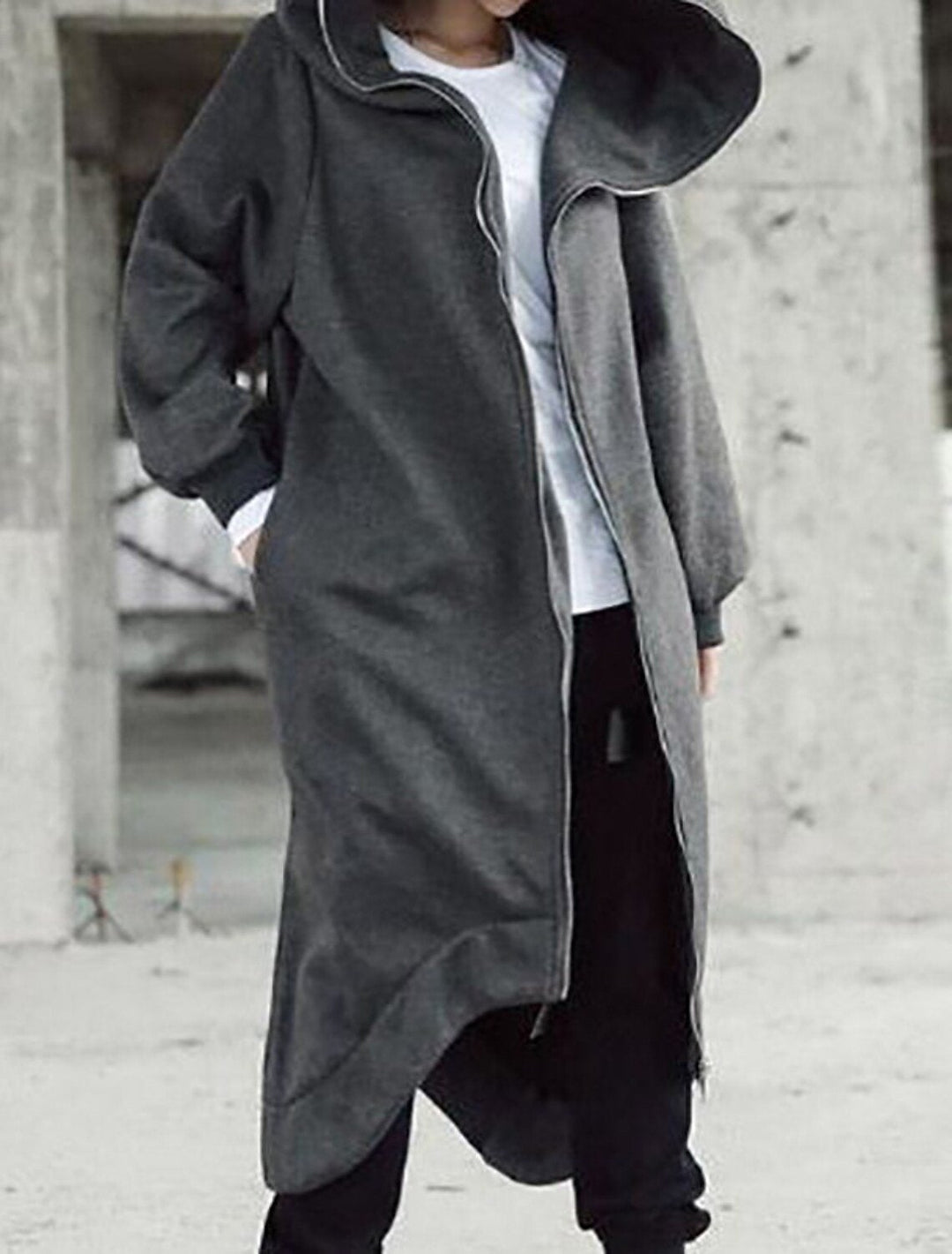 Kvinnors vinterkappa i svart, med huva för modern urban look, lång och varm.