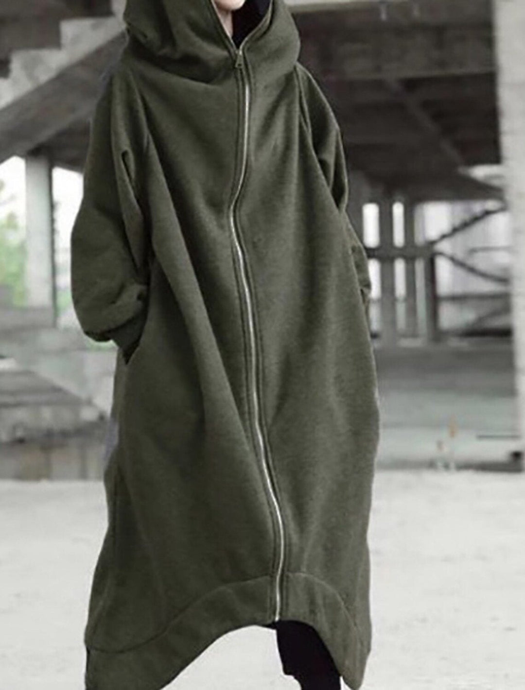 Snygg lång damkappa i urban stil, med huva och djupa fickor, varm för vintern.