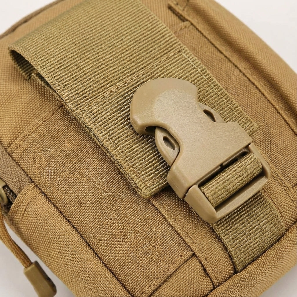 Slitstark nylon CarryCore MOLLE-ficka i khaki, idealisk för äventyr och utomhusutrustning vid vandring.