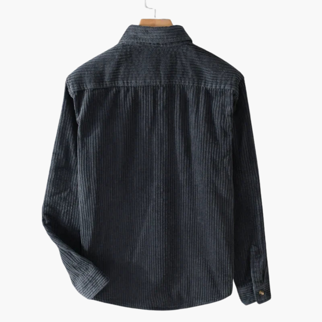 Khaki oversized overshirt för män. Modern herrskjorta som ger stil och komfort i vardagligt herrmode.
