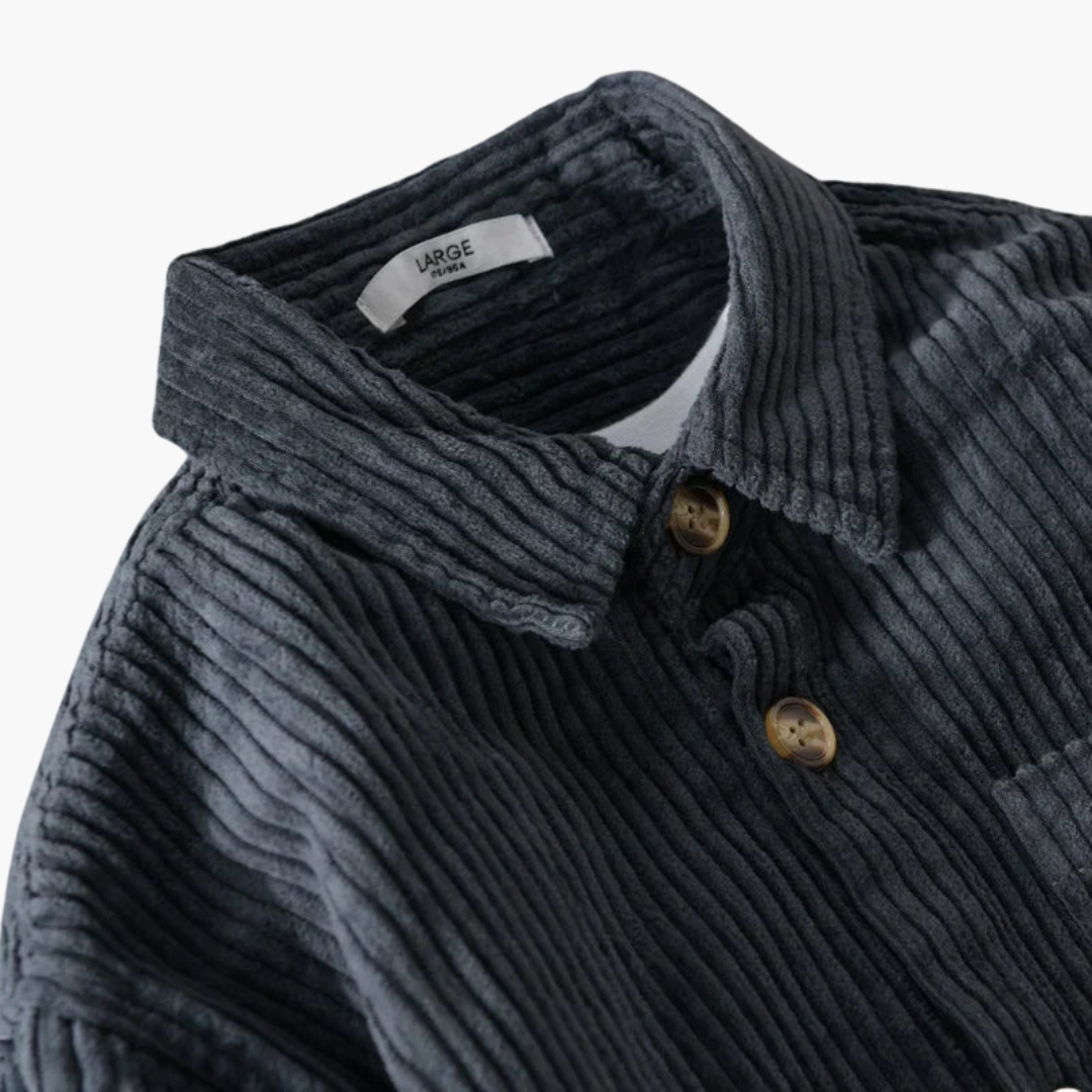 Herrskjorta overshirt i grön, med oversized passform. Idealisk för en avslappnad lager-på-lager stil.