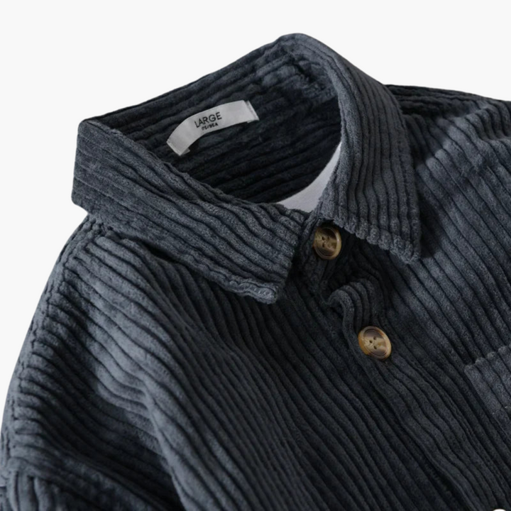 Herrskjorta overshirt i grön, med oversized passform. Idealisk för en avslappnad lager-på-lager stil.