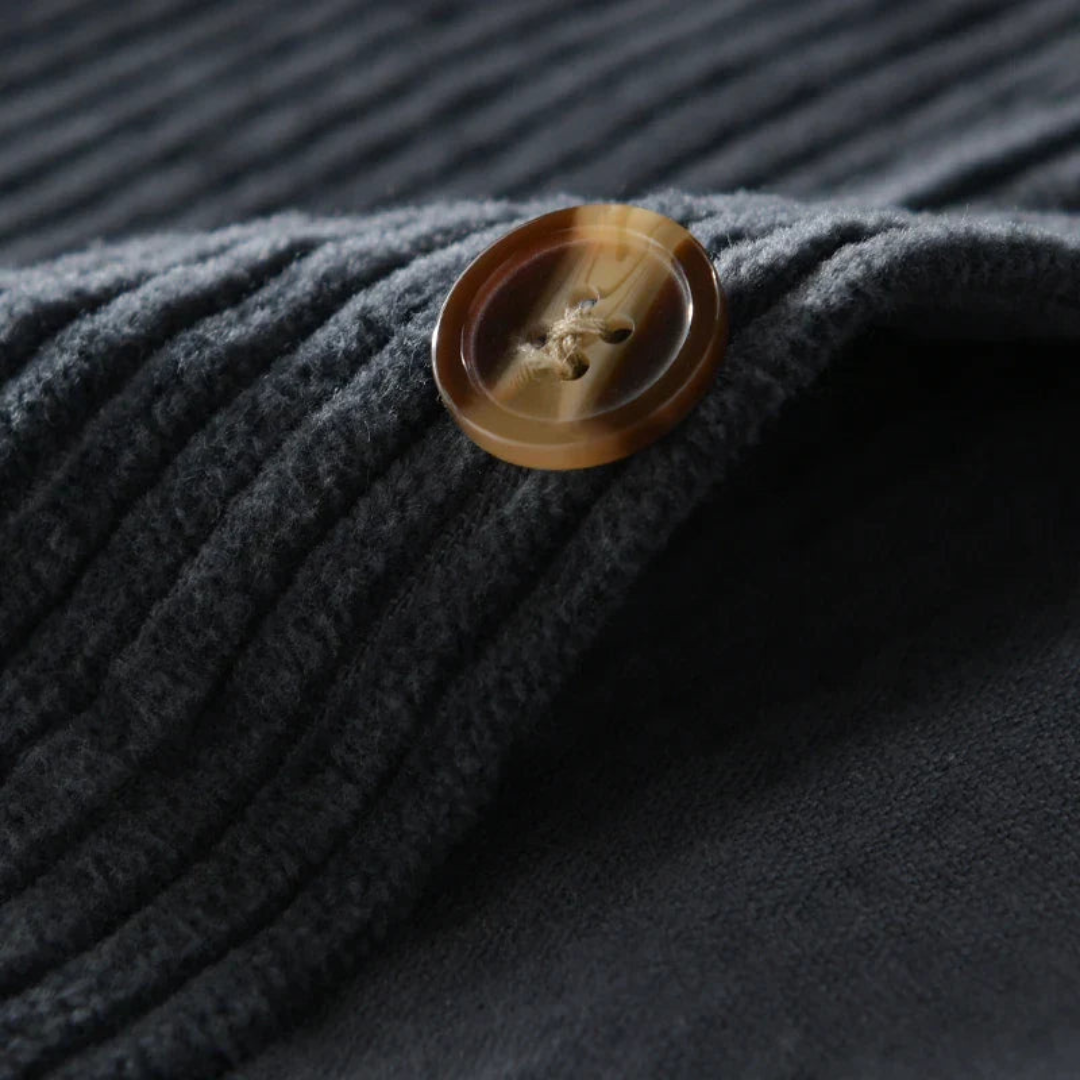 Oversized marinblå herrskjorta overshirt, perfekt för casual herrmode. Ger både stil och komfort.