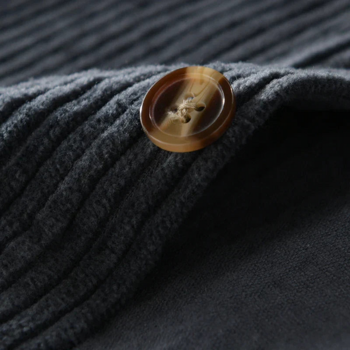 Oversized marinblå herrskjorta overshirt, perfekt för casual herrmode. Ger både stil och komfort.