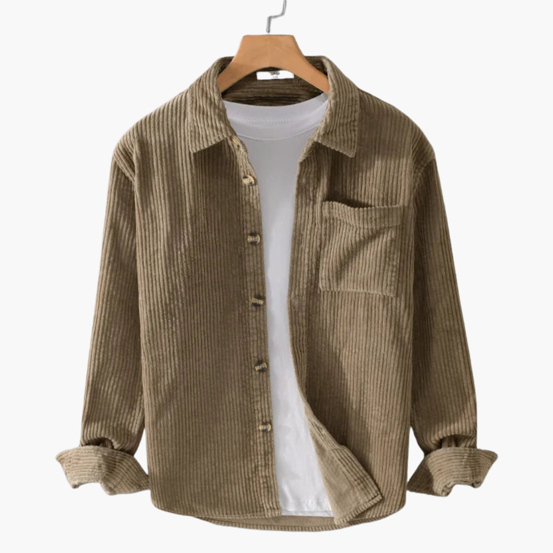 Detaljbild av en khaki overshirt, herrskjorta med oversized passform och tygtextur. Modernt herrmode.