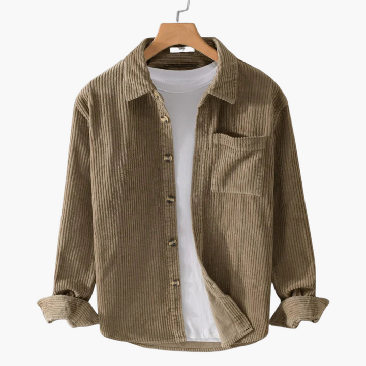Detaljbild av en khaki overshirt, herrskjorta med oversized passform och tygtextur. Modernt herrmode.