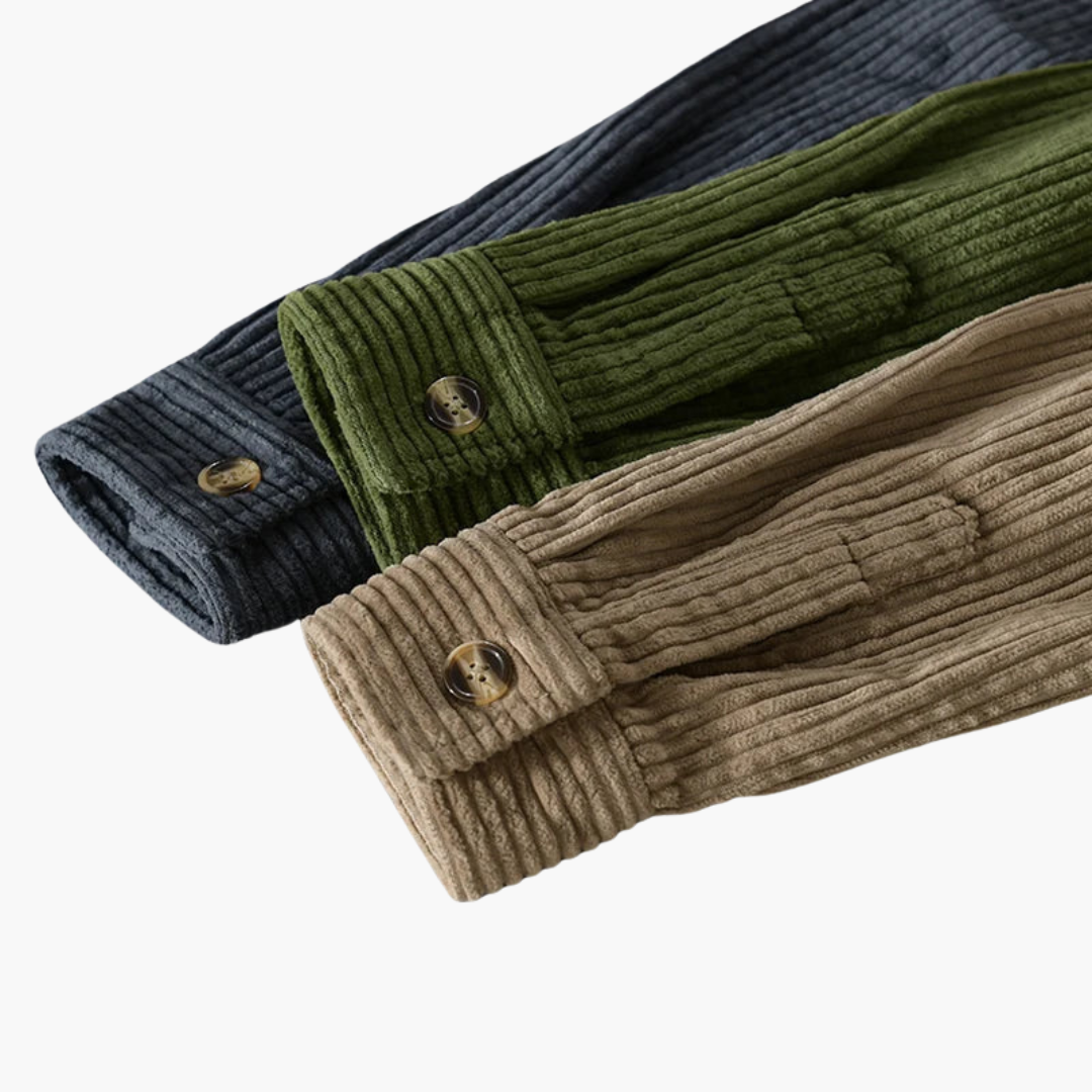 Man bär en grön oversized herrskjorta overshirt. Casual herrmode som kombinerar komfort och stil.