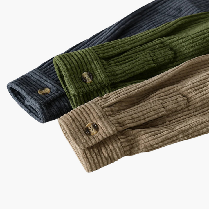Man bär en grön oversized herrskjorta overshirt. Casual herrmode som kombinerar komfort och stil.