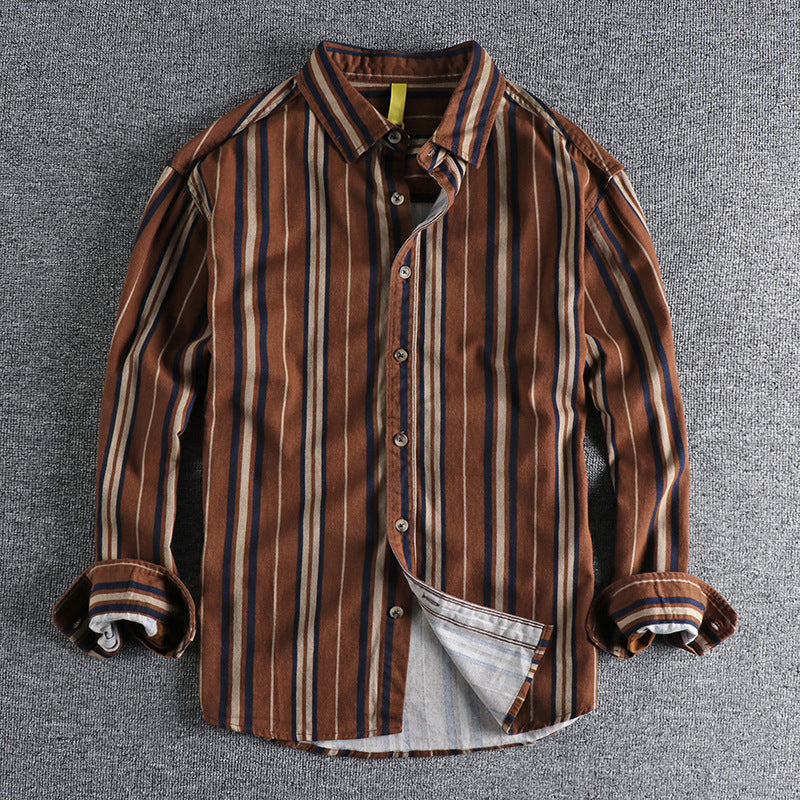 Detaljbild på brunrandig herrskjorta med polokrage, visar det bekväma tyget för en höstdag.