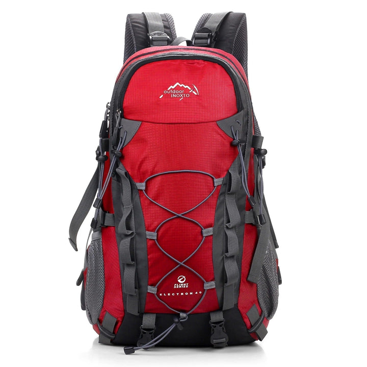 Person bär AdventurePro Deluxe unisex vandringsryggsäck i fjällmiljö. Optimal för utomhusäventyr.