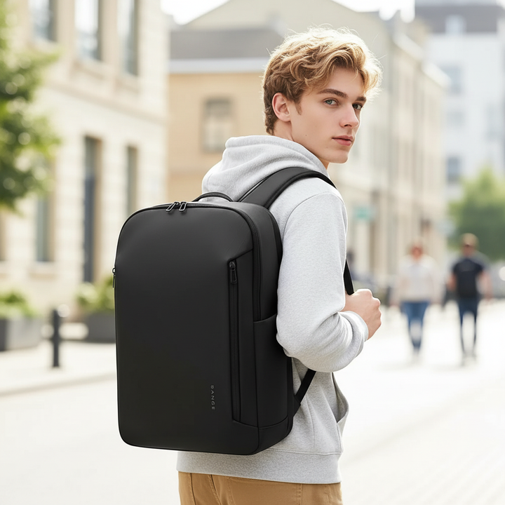 Grå unisex vattentålig affärsryggsäck med laptopfack. Perfekt för pendling och organisering.