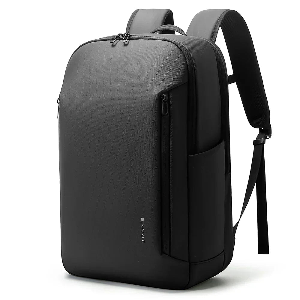 Robust pendlarryggsäck med dedikerat laptopfack. Vattentålig design för säker transport av teknik.