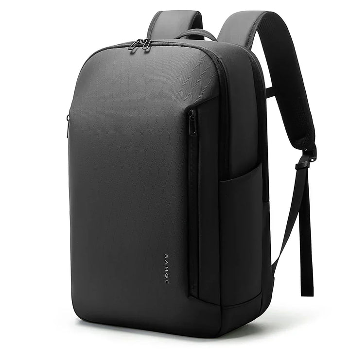 Robust pendlarryggsäck med dedikerat laptopfack. Vattentålig design för säker transport av teknik.