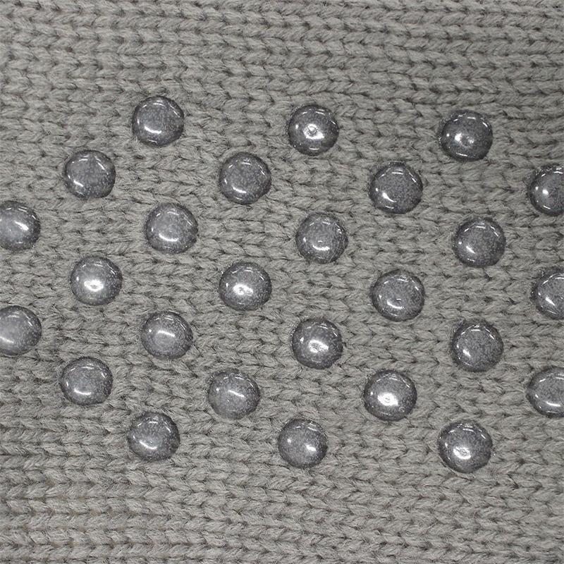 "Grå extra mjuka halkfria strumpor med supermjukt foder och halkfri sula för säkert och mysigt hemmabruk."