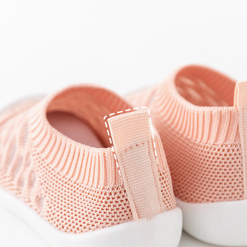"Grå halkfria babyskor i nätmaterial för små fötter, perfekt för flickor och pojkar, erbjuder säker och bekväm passform."