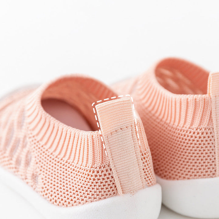 "Grå halkfria babyskor i nätmaterial för små fötter, perfekt för flickor och pojkar, erbjuder säker och bekväm passform."