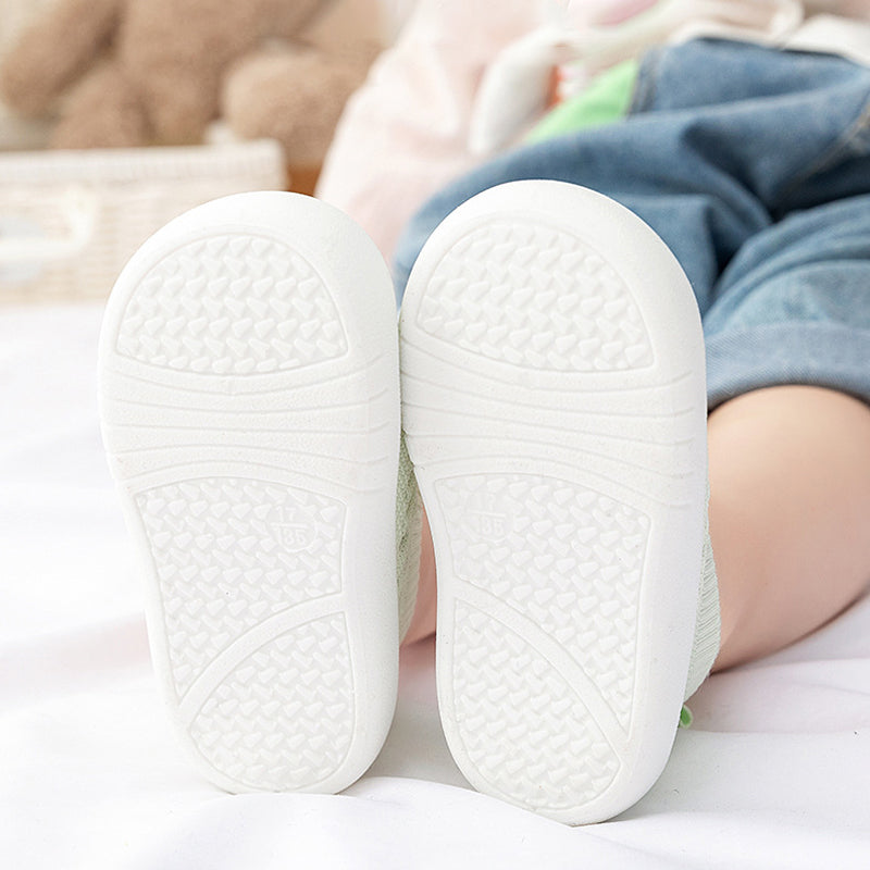 "Grå halkfria babyskor i nätmaterial för små fötter, perfekt för flickor och pojkar, erbjuder säker och bekväm passform."