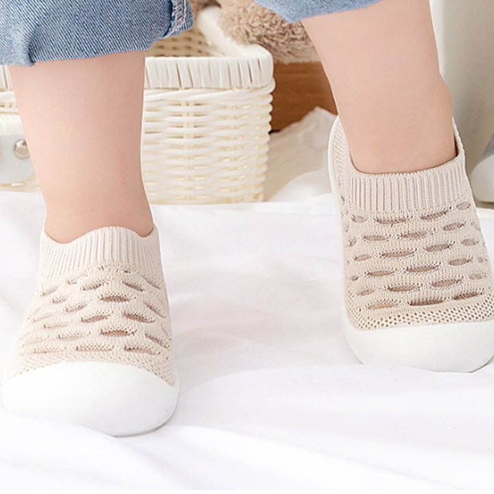 "Grå halkfria babyskor i nätmaterial för små fötter, perfekt för flickor och pojkar, erbjuder säker och bekväm passform."