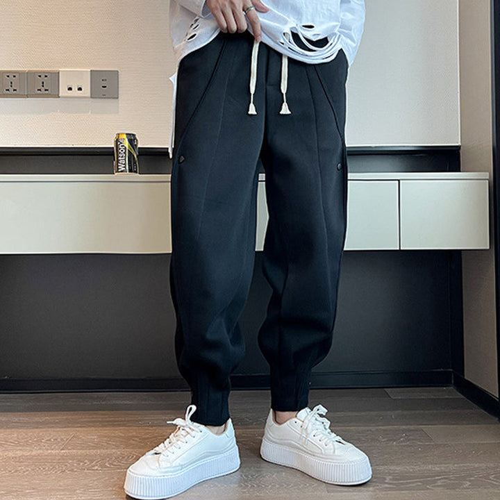 "Grå slim fit träningsbyxor för män i bomull/polyester, eleganta med elastisk midja för stil och komfort."