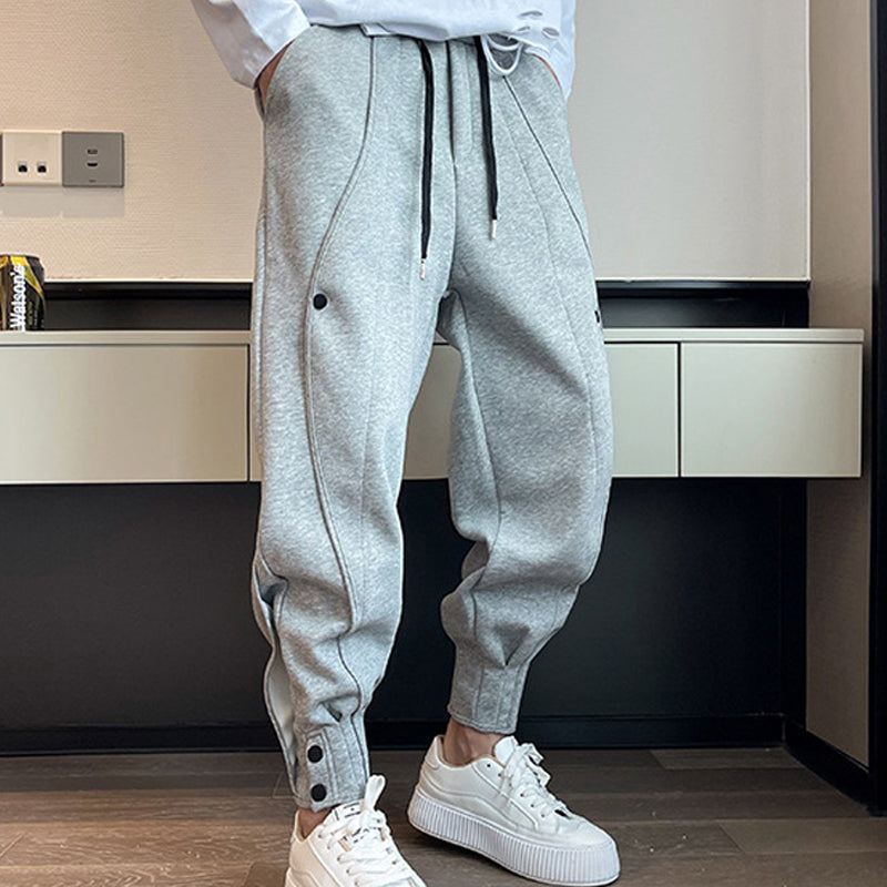 "Grå slim fit träningsbyxor för män i bomull/polyester, eleganta med elastisk midja för stil och komfort."