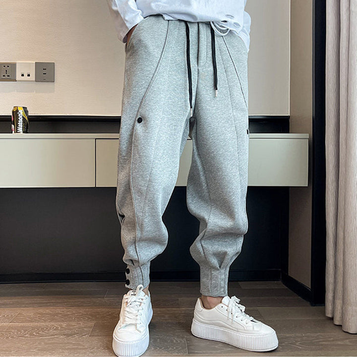"Grå slim fit träningsbyxor för män i bomull/polyester, eleganta med elastisk midja för stil och komfort."