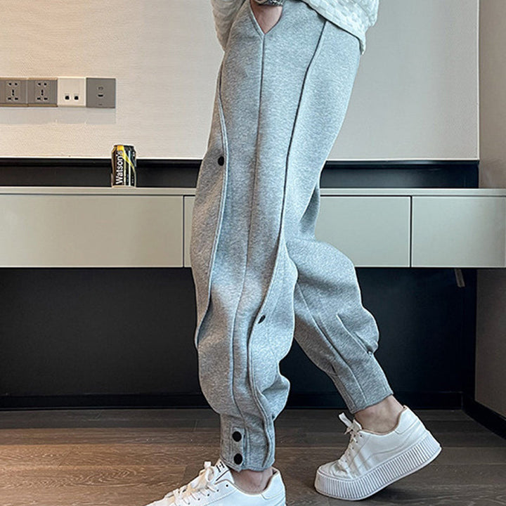 "Grå slim fit träningsbyxor för män i bomull/polyester, eleganta med elastisk midja för stil och komfort."
