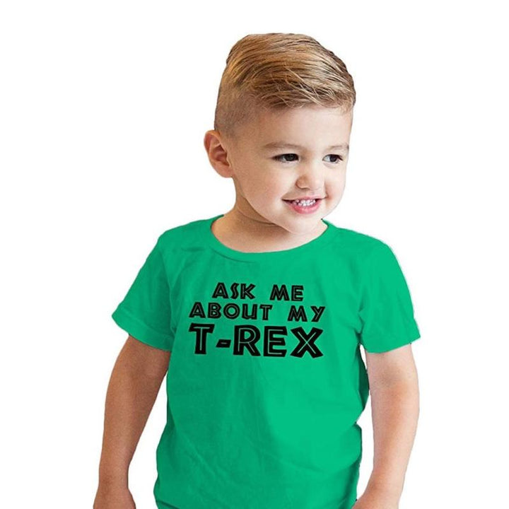 Grön dinosaurie-T-shirt för vuxna och barn med lekfullt T-rex-tryck, idealisk för alla dinosaurieälskare.