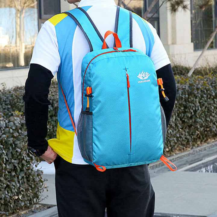 "Grön hopfällbar vattentålig ryggsäck för män, perfekt för sport och resor. Med flera fack och ergonomisk design."