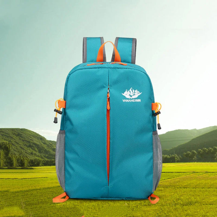 "Grön hopfällbar vattentålig ryggsäck för män, perfekt för sport och resor. Med flera fack och ergonomisk design."