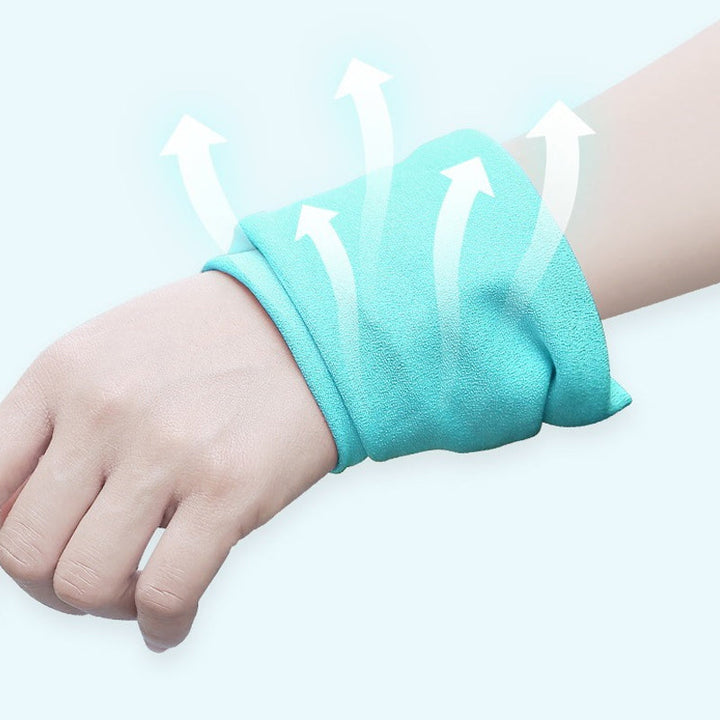 "Grön mikrofiber snabbtorkande sporthandduk för utomhusaktiviteter, kompakt och hudvänlig, perfekt för träning."