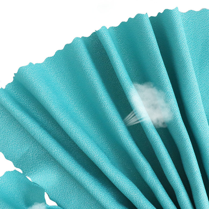 "Grön mikrofiber snabbtorkande sporthandduk för utomhusaktiviteter, kompakt och hudvänlig, perfekt för träning."