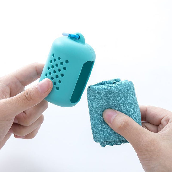"Grön mikrofiber snabbtorkande sporthandduk för utomhusaktiviteter, kompakt och hudvänlig, perfekt för träning."
