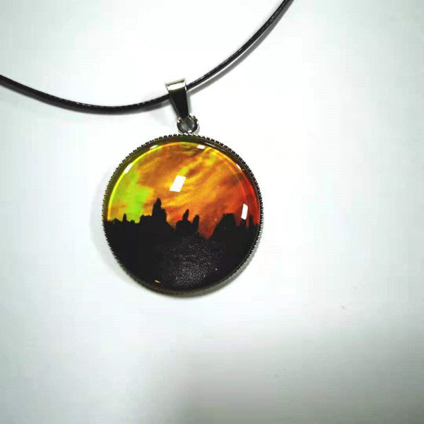 Grön och gul Aurora-halsband i glas för kvinnor, stilren design, fångar ljuset, justerbar kedja, handgjort detalj.