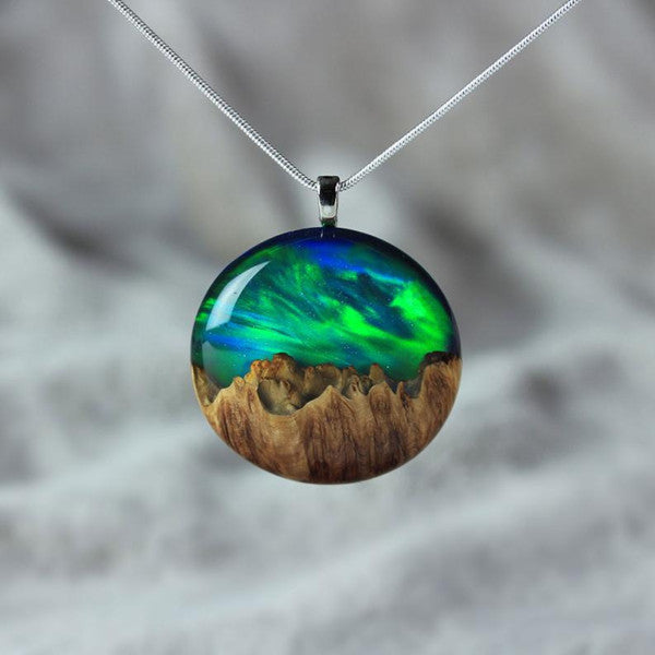 Grön och gul Aurora-halsband i glas för kvinnor, stilren design, fångar ljuset, justerbar kedja, handgjort detalj.