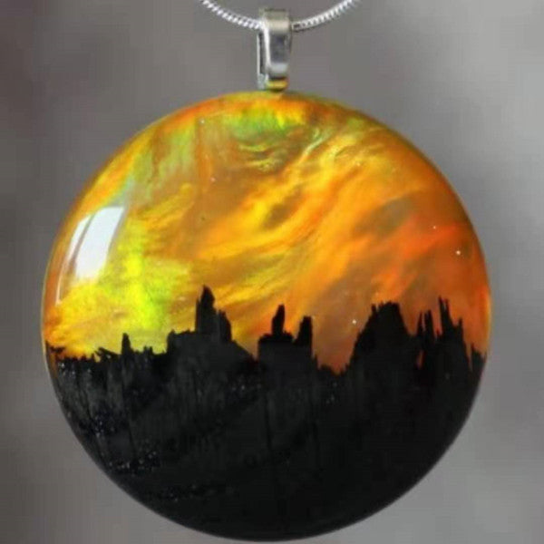 Grön och gul Aurora-halsband i glas för kvinnor, stilren design, fångar ljuset, justerbar kedja, handgjort detalj.