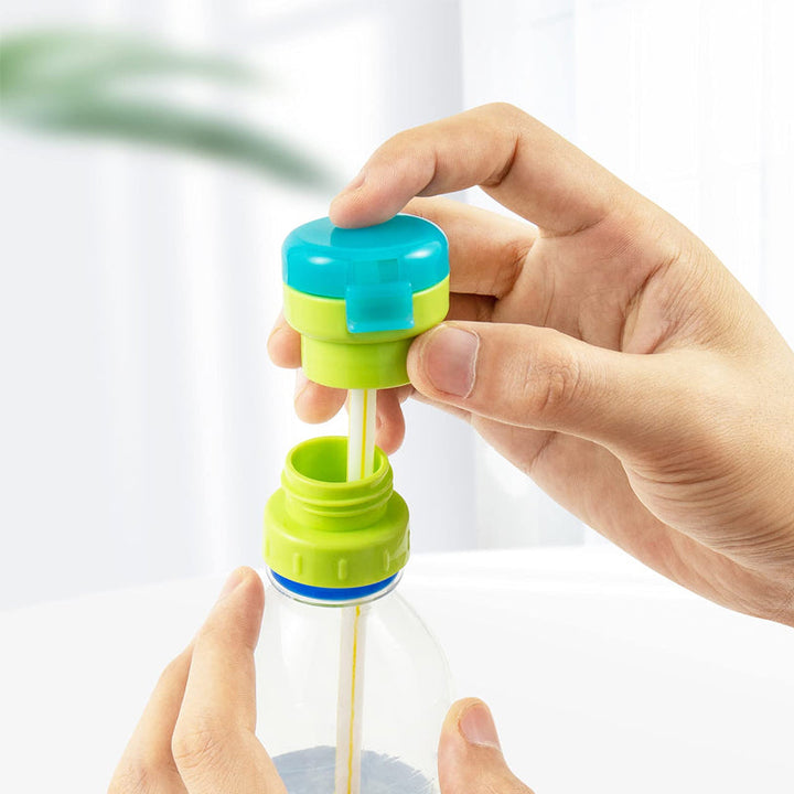 "Grönt portabelt flasklock med sugrör, perfekt för barn och vuxna, enkel design, passar små och stora flaskor."