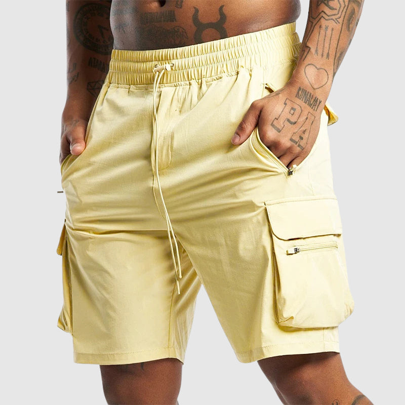 Svarta herrshorts med rymliga lastfickor, avslappnad stil för vardag och fritidsaktiviteter.