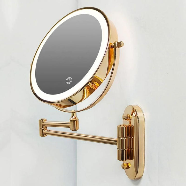 Guld LED badrumsspegel, uppladdningsbar med 5x förstoring. Elegant väggspegel för smink & rakning.