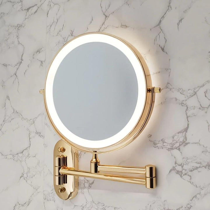 Lyxig guld LED sminkspegel för badrum, uppladdningsbar med stark förstoring. Perfekt för detaljer.