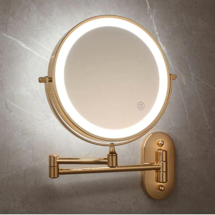 Väggmonterad guld LED-badrumsspegel, uppladdningsbar med förstoringsfunktion. Modern inredningsdetalj.
