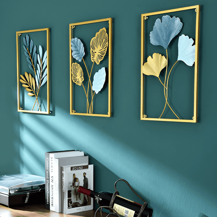 Guld metallväggkonst med bladdesign. Nordisk stil, perfekt heminredning.