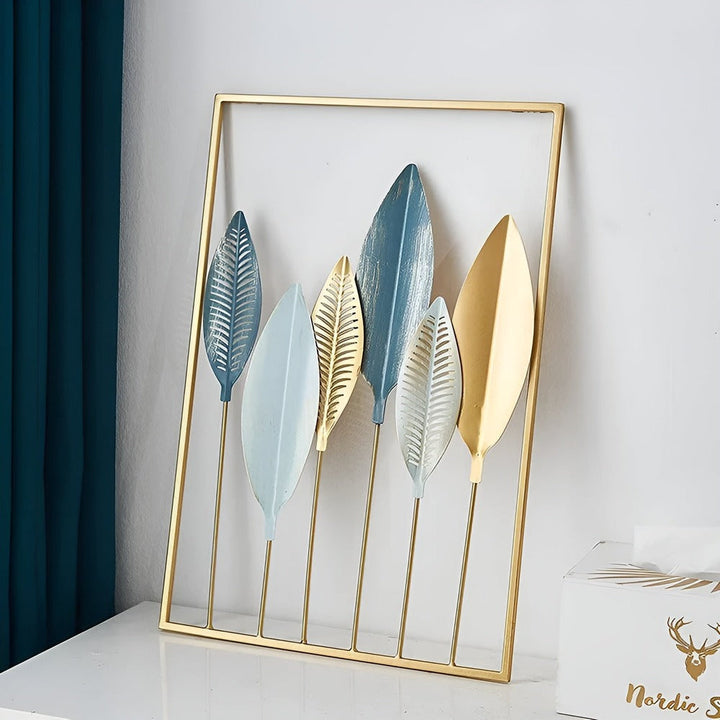 Väggdekoration i metall, guld. Bladinspirerad design, nordisk stil för hemmet.