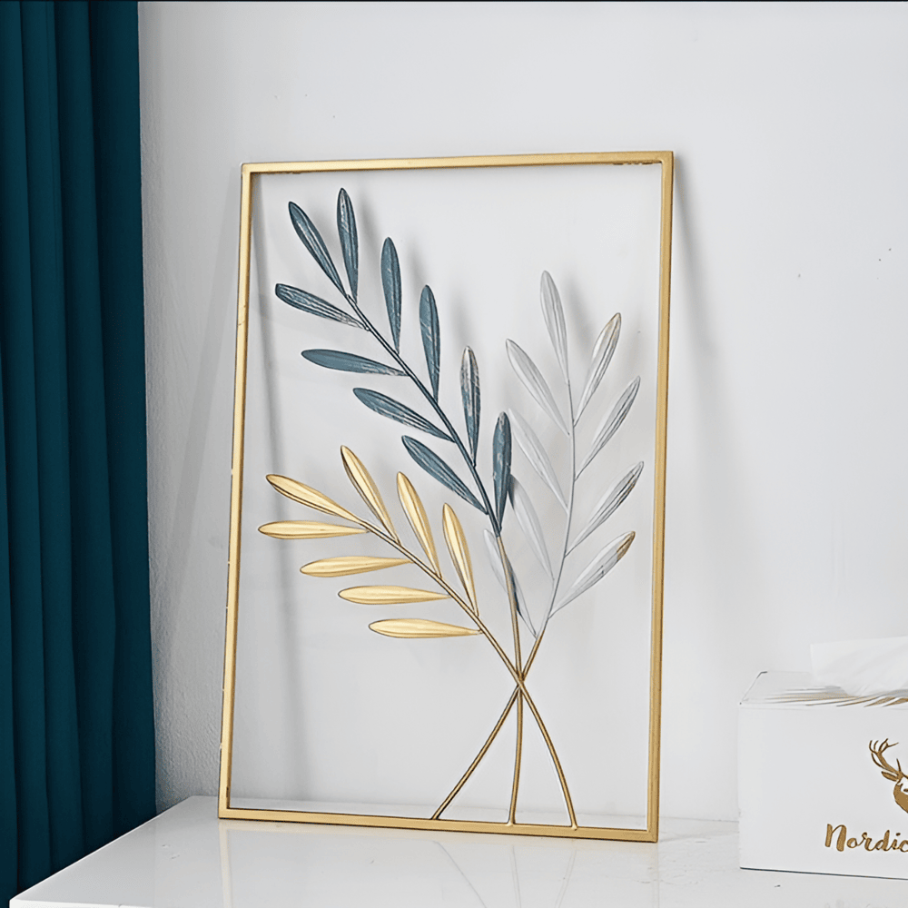 Detaljerad metallväggkonst i guld, bladmotiv. Nordisk lyx för inredningen.