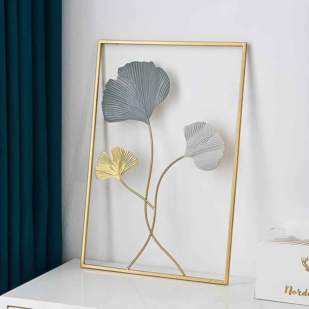 Bladinspirerad metallväggkonst i guld, nordisk design. Perfekt för lyxig heminredning.
