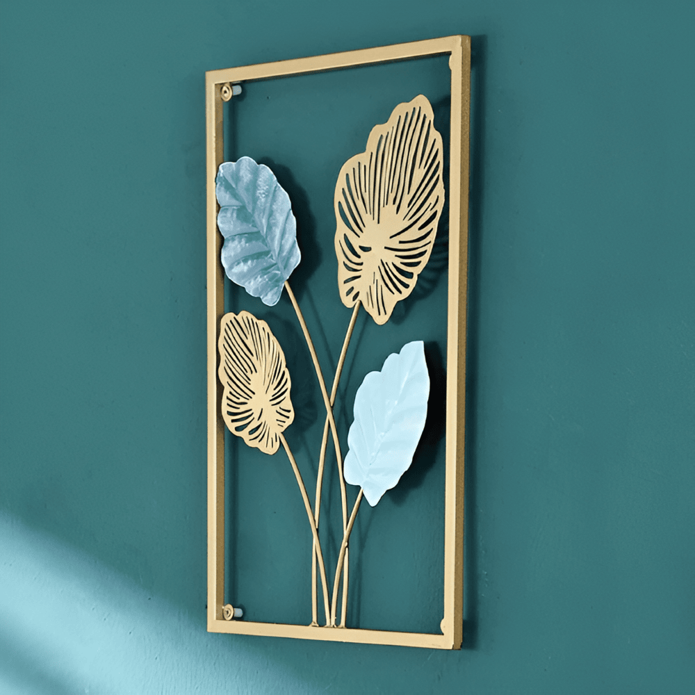 Elegant bladformad metallkonst i guld. Nordisk design för en stilren vägg.