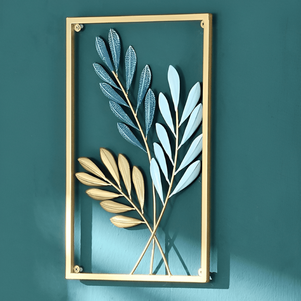 Stor guld metallväggkonst med intrikat bladdesign. Lyxig nordisk heminredning.